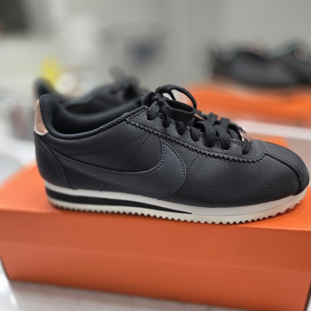 Nike Black and White Women's Size 7.5 Shoes
